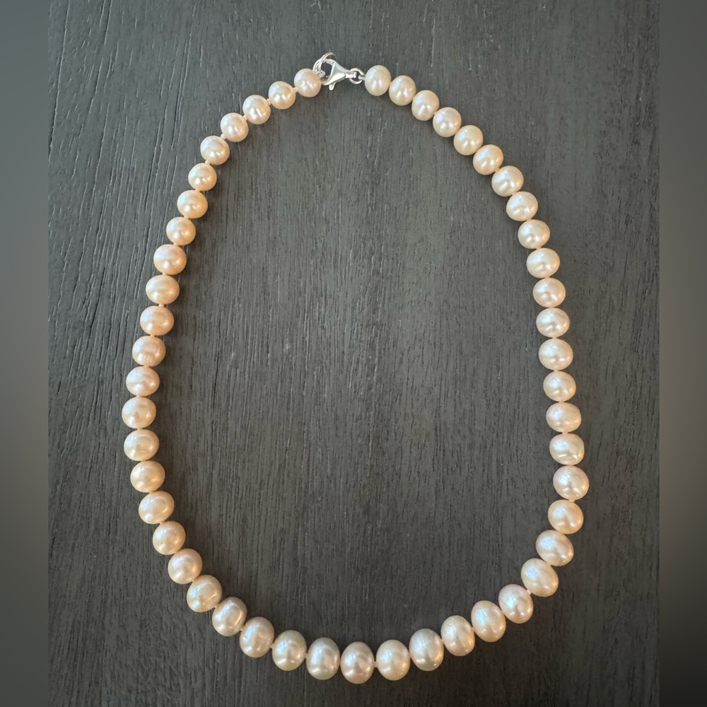 Elegant Classic Blush Pearl Necklace - Unused. Approx lenght 16.5 inch